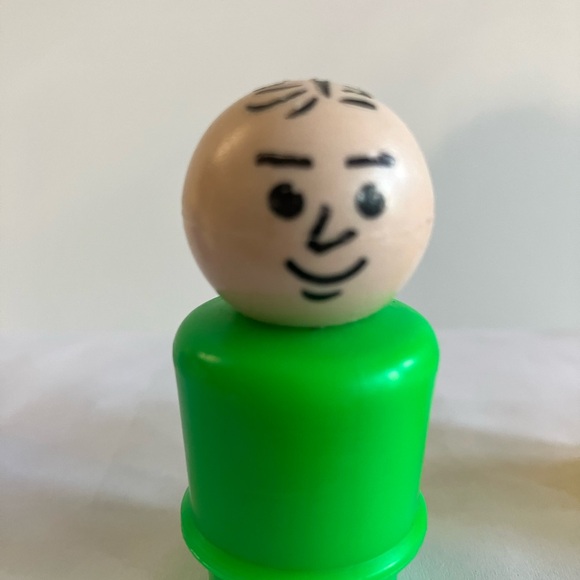 Vintage Fisher-Price mini bus with Family. - Picture 8 of 16